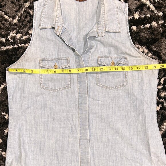 Hive & Honey Sleeveless light blue denim button down size L - Picture 4 of 5